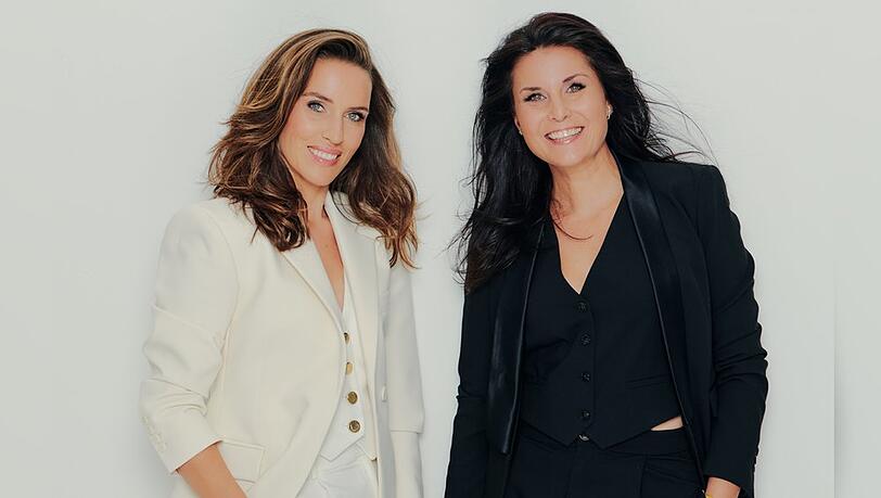 Die TV-Moderatorinnen Anna Funck und Vanessa Blumhagen (r.) haben eine Bedienungsanleitung für Stressmanagement verfasst.