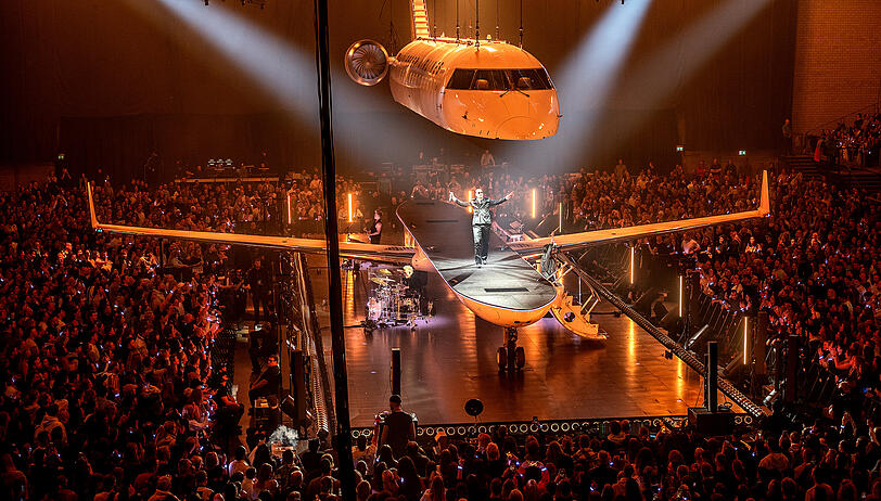 Ein ehemaliges Passagierflugzeug dient Apache 207 als B&uuml;hne.