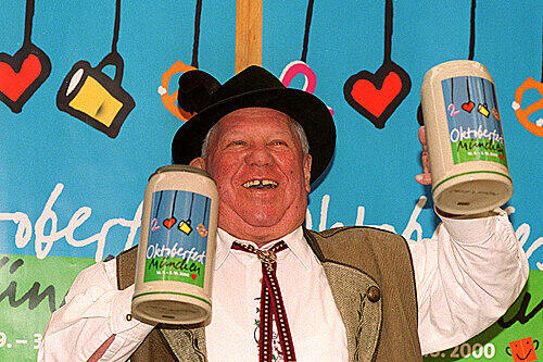 Beidhändig: Willy Heide stemmt die offiziellen Krüge von 2000.