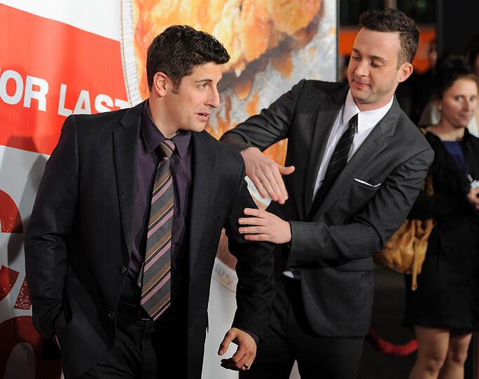 Der vierte Teil des us-amerikanischen Teenie-Klassikers "American Pie" hat in Los Angeles Premiere gefeiert - und Jason Biggs, Tara Reid, Chris Klein, Mena Suvari und Sean William Scott sind alle wieder mit dabei. Der vierte Teil in Original-Besetzung wird im April 2012 auch in Deutschland unter dem Titel "American Reunion - Das Klassentreffen" auf der Leinwand erscheinen. Sehen Sie hier die besten Bilder vom roten Teppich des legendären Chinese Theatres in Hollywood.