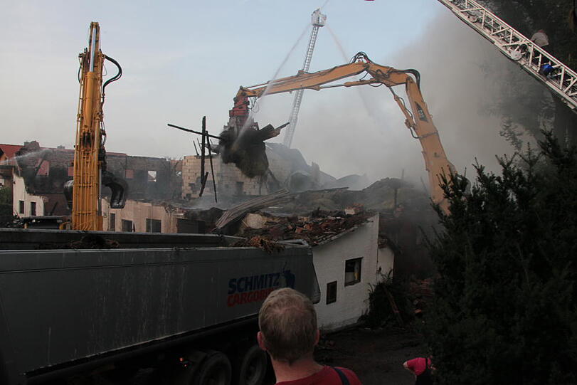 Aufräumarbeiten nach dem Mega-Brand in Heldenstein: Die Feuerwehr kann noch nicht aufatmen und kümmert sich um die Brandruine. Bei dem Feuer ist ein Schaden von etwa einer Million Euro entstanden.
