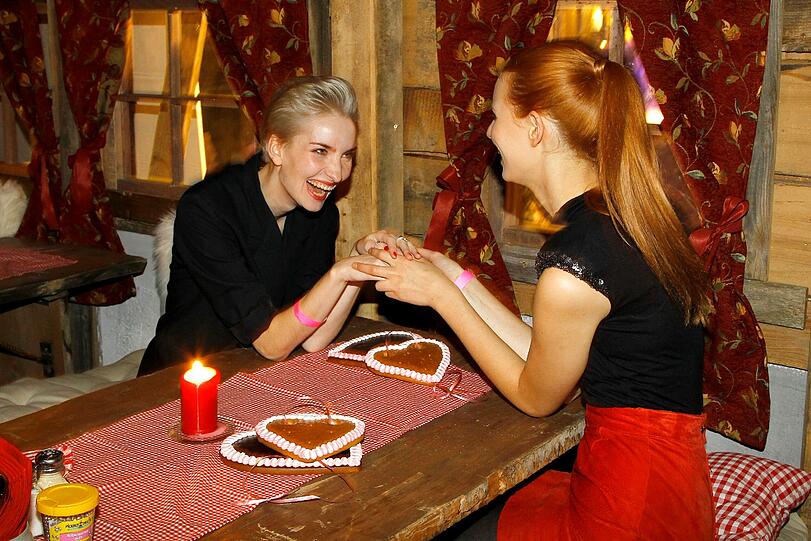 Model-Nachwuchs unter sich: Anika Scheibe ("Das perfekte Model") und Neele Hehemann ("Germany's Next Top-Model") vergnügen sich am weichnachtlich gedeckten Tisch im Park Café.