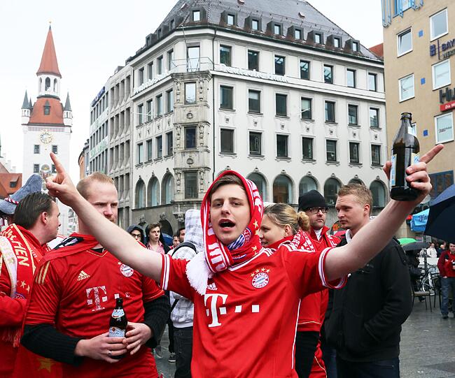 Die Bayernfans sind bereit für einen außergewöhnlichen Fußballabend. Bei brittischem Wetter und bayerischem Bier präsentieren sie die Fans lautstark am Marienplatz. Die besten Bilder.