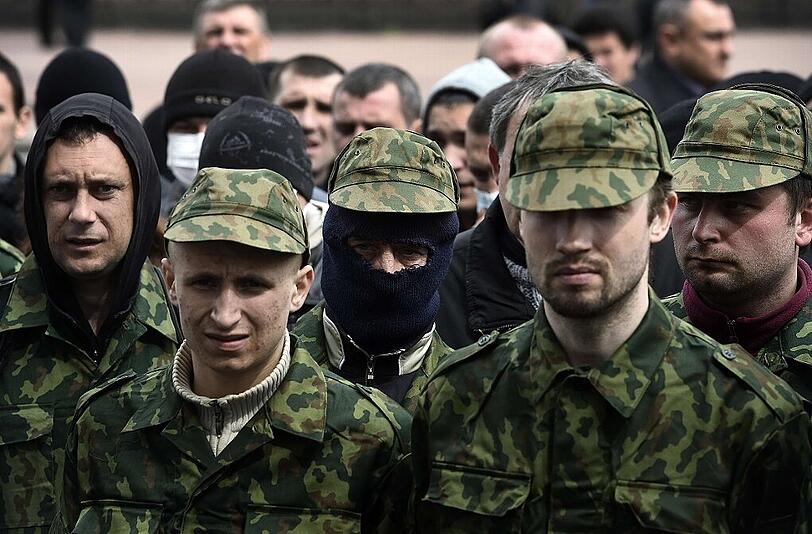 Einsatzbereit: Prorussische Aktivisten in der ukrainischen Stadt Lugansk.
