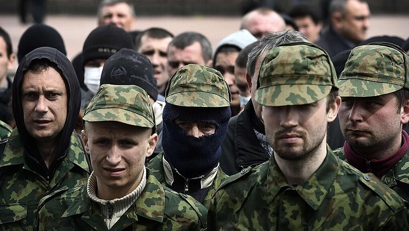 Einsatzbereit: Prorussische Aktivisten in der ukrainischen Stadt Lugansk. Einsatzbereit: Prorussische Aktivisten in der ukrainischen Stadt Lugansk.