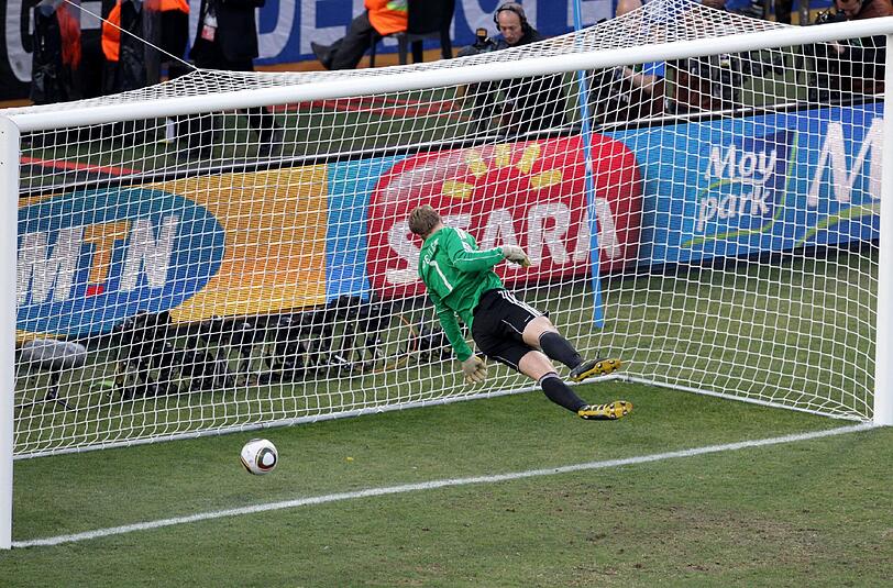 44 Jahre später wiederholt sich die Szene. Der deutsche Torhüter Manuel Neuer schaut einem Schuss des Engländers Frank Lampard während des Achtelfinals bei der Fußball-WM 2010 in Bloemfontein, Südafrika, hinterher.