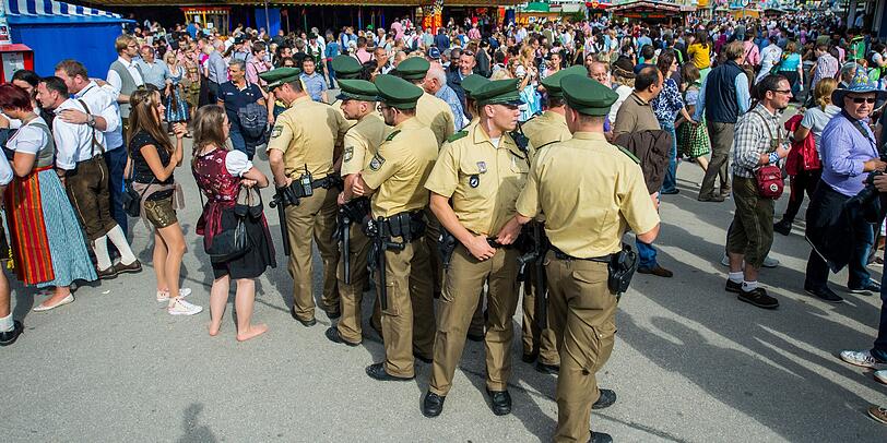 Finanziell können Staatsbedienstete wie etwa Polizisten sorgenfreier auf ihren Ruhestand blicken als Arbeiter und Angestellte.