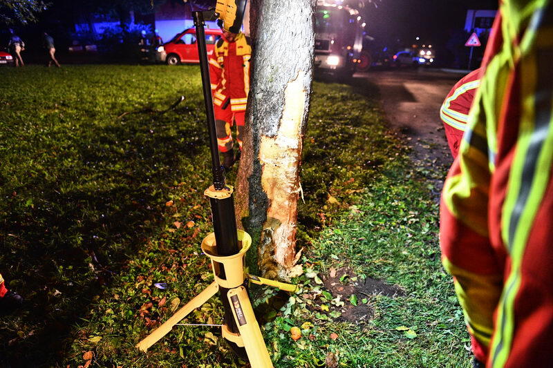 Der junge Autofahrer kam von der Straße ab und prallte gegen eine Baum.