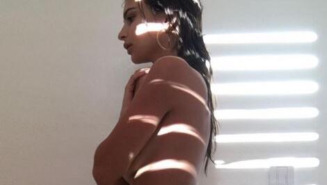 Komplett nackt im Seitenprofil: Emily Ratajkowski. Komplett nackt im Seitenprofil: Emily Ratajkowski.