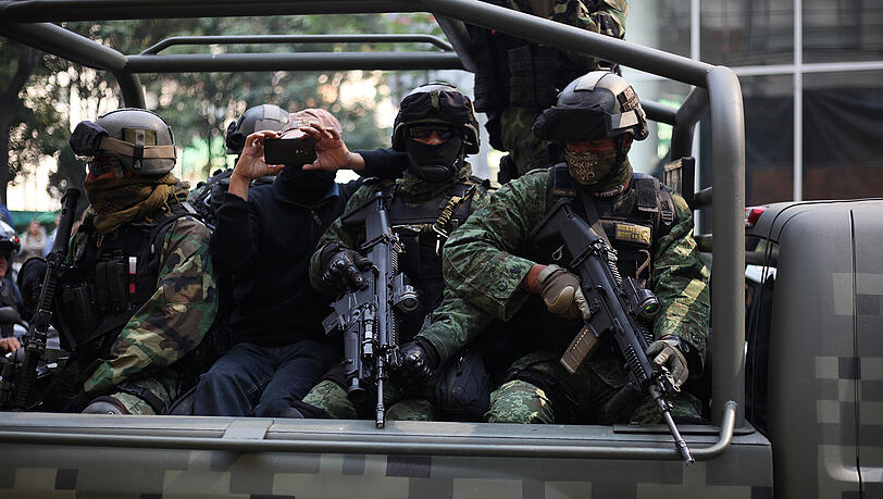 Schwer bewaffnete Sicherheitskräfte - in Mexiko tobt noch immer ein blutiger Drogenkrieg. Schwer bewaffnete Sicherheitskräfte - in Mexiko tobt noch immer ein blutiger Drogenkrieg.