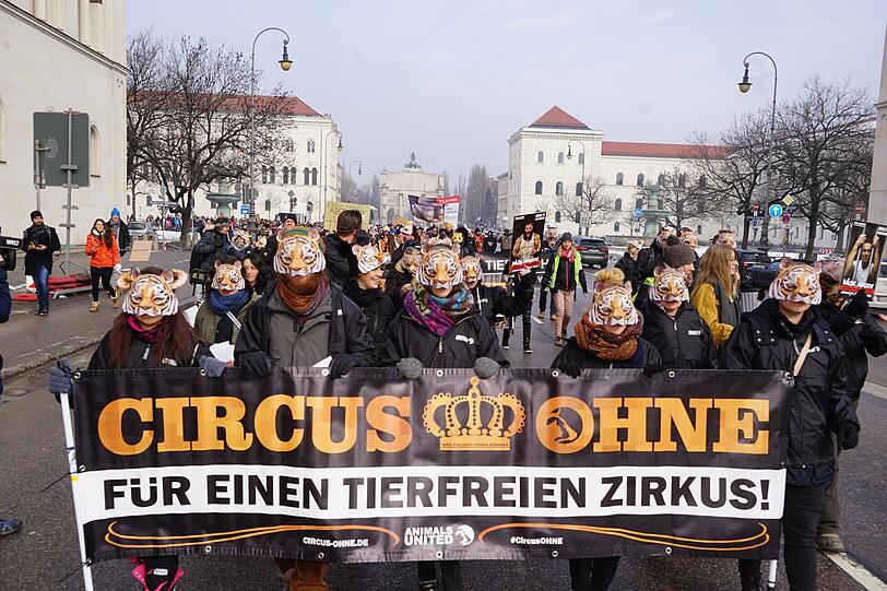 Hunderte Demonstranten setzten sich am Samstag für ein Tierverbot in Zirkussen.