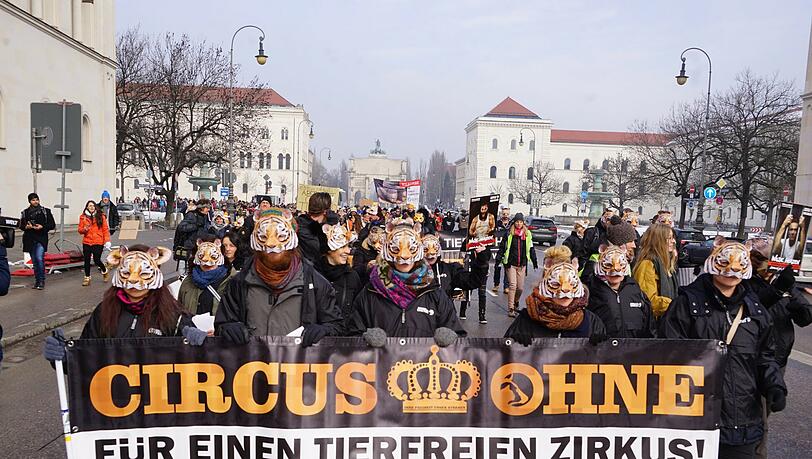 Hunderte Demonstranten setzten sich am Samstag für ein Tierverbot in Zirkussen. Hunderte Demonstranten setzten sich am Samstag für ein Tierverbot in Zirkussen.