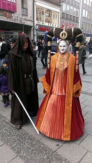 Star Wars in München: Ein Jedi-Ritter und Prinzessin Amidala mitten in der City! Super-Kostüme!