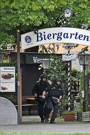 Die Polizei war am Freitagabend an der Rosenheimer Straße/Ecke Anzinger Straße mit einem Großaufgebot im Einsatz.