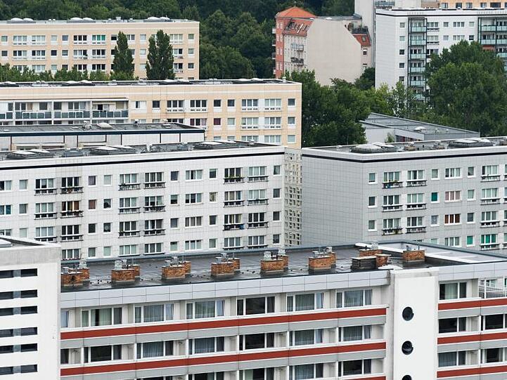 Mehrere Wohnblöcke sind zu sehen. Foto: Lukas Schulze/Archiv