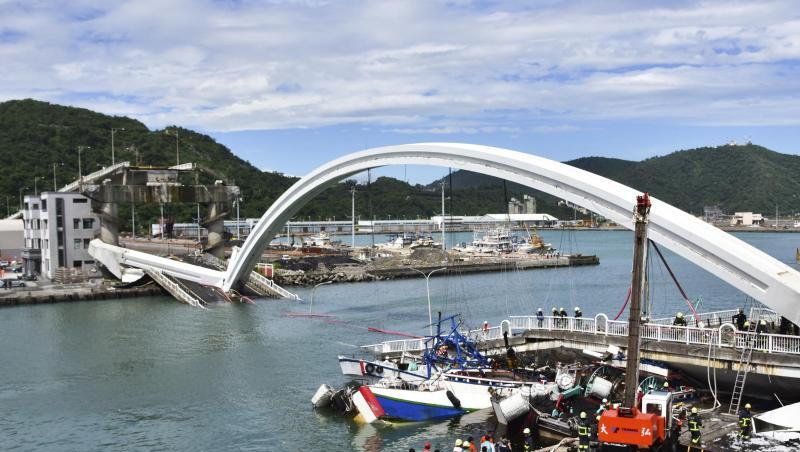Feuerwehrleute und Rettungskräfte am Unfallort bei Nanfangao in Taiwan nach dem Einsturz einer Brücke. Feuerwehrleute und Rettungskräfte am Unfallort bei Nanfangao in Taiwan nach dem Einsturz einer Brücke.