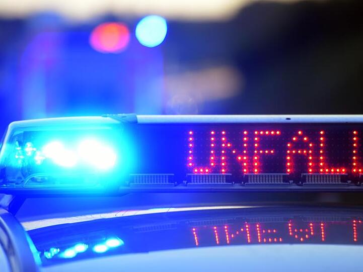 Auf einem Polizeifahrzeug warnt eine Leuchtschrift vor einem Unfall. Foto: Stefan Puchner/dpa/Symbolbild
