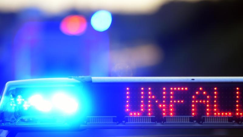 Auf einem Polizeifahrzeug warnt eine Leuchtschrift vor einem Unfall. Foto: Stefan Puchner/dpa/Symbolbild Auf einem Polizeifahrzeug warnt eine Leuchtschrift vor einem Unfall. Foto: Stefan Puchner/dpa/Symbolbild