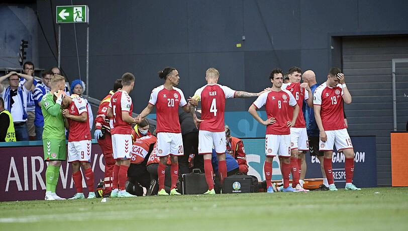 Die dänischen Spieler stehen nach dem Zusammenbruch von Christian Eriksen unter Schock. Die dänischen Spieler stehen nach dem Zusammenbruch von Christian Eriksen unter Schock.