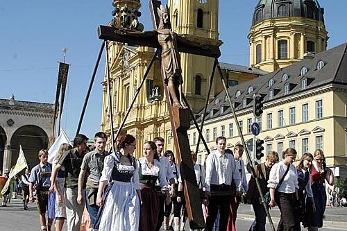 Schöne Tradition: die Fronleichnamsprozession durch die Stadt.