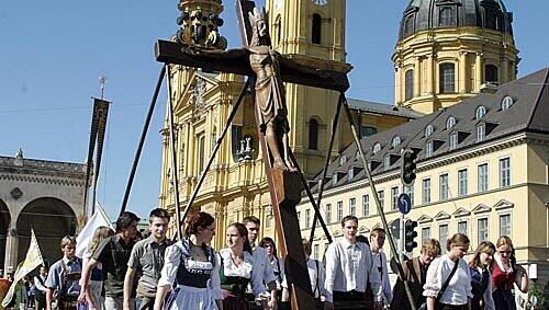 Schöne Tradition: die Fronleichnamsprozession durch die Stadt. Schöne Tradition: die Fronleichnamsprozession durch die Stadt.