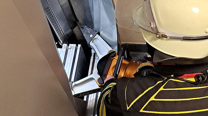 Als auch der Aufzugtechniker mit seinem Latein am Ende war, musste die Feuerwehr schweres Gerät einsetzen.