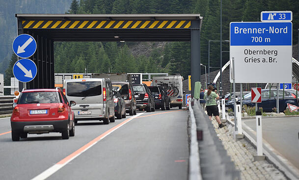 Autos fahren bei der Einreise von Italien nach Österreich in Richtung der Grenzkontrolle am Brennerpass. Durch den Ausbau der Schiene soll der Verkehr von der Straße zur Bahn verlagert werden.
