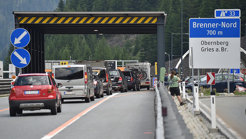 Autos fahren bei der Einreise von Italien nach Österreich in Richtung der Grenzkontrolle am Brennerpass. Durch den Ausbau der Schiene soll der Verkehr von der Straße zur Bahn verlagert werden.