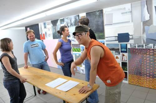 Treffpunkt &bdquo;Klassen-Wand&ldquo;: Studenten der Maler-Klasse Fleck in der Akademie-Galerie.