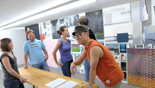 Treffpunkt „Klassen-Wand“: Studenten der Maler-Klasse Fleck in der Akademie-Galerie. Treffpunkt „Klassen-Wand“: Studenten der Maler-Klasse Fleck in der Akademie-Galerie.