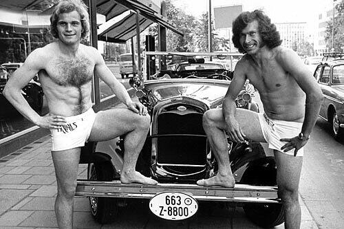 Fesche Burschen: Uli Hoeneß und Paul Breitner im Juni 1973 bei einem Fotoshooting für Bademoden und unten gut beschirmt im Jahre 2009 auf dem Vereinsgelände an der Säbener Straße.