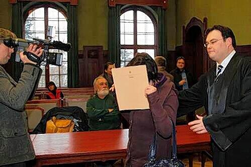Der Gesicht hinter einer Mappe verborgen, wurde Melanie F. (22) gestern von ihrem Verteidiger Stephan Schultheis (r.) in den Gerichtssaal geführt.