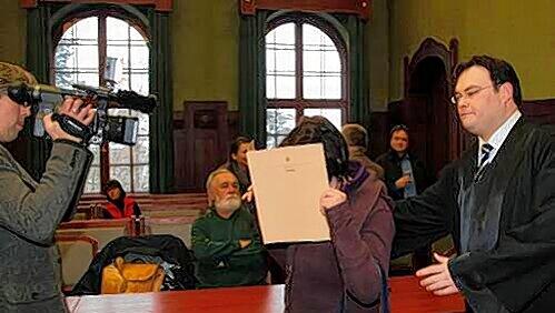 Der Gesicht hinter einer Mappe verborgen, wurde Melanie F. (22) gestern von ihrem Verteidiger Stephan Schultheis (r.) in den Gerichtssaal geführt. Der Gesicht hinter einer Mappe verborgen, wurde Melanie F. (22) gestern von ihrem Verteidiger Stephan Schultheis (r.) in den Gerichtssaal geführt.
