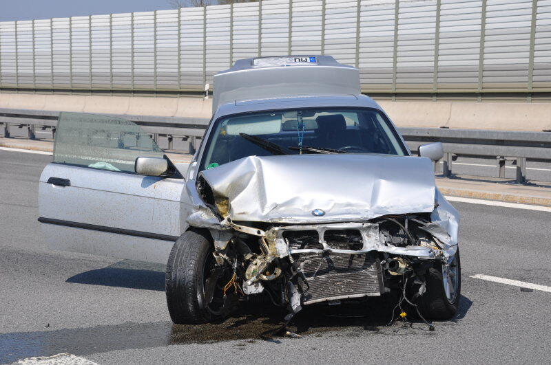 Der BMW-Fahrer, der seinen Wagen in die Leitplanke lenkte, wurde verletzt ins Krankenhaus gebracht.
