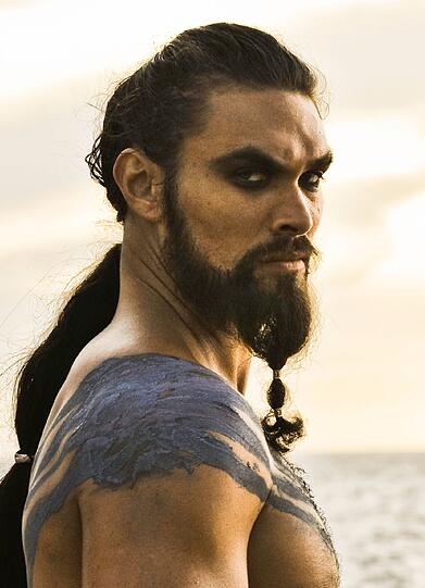 Jason Momoa spielt Khal Drogo