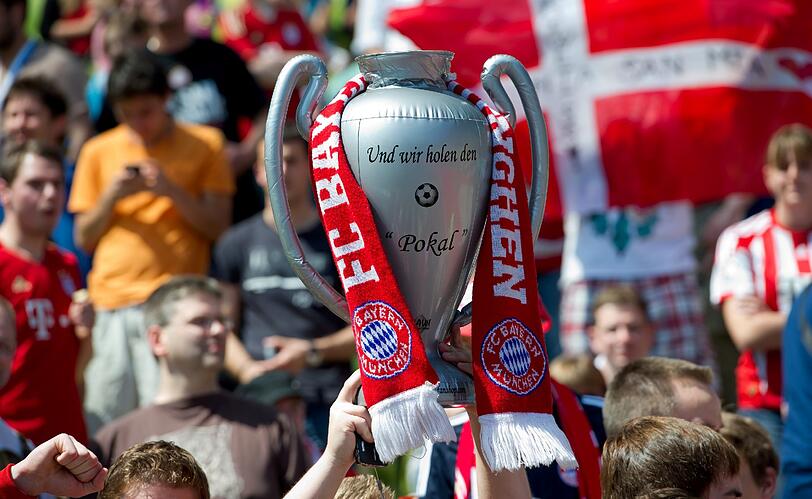 Stolz halten diese Fans ihren Pokal auf der Fanmeile in die Höhe. Hoffentlich klappt es auch mit dem echten!