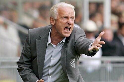 Spätestens wenn er zum Mikrofon greift, ist Giovanni Trapattoni der unumstrittene Star. Das ist auch auf seiner vermutlich letzten Trainerstation nicht anders. &bdquo;Keine andere Nation würde Traps Quatsch ertragen&ldquo;, titelte der irische &bdquo;Herald&ldquo; einen Beitrag über die Eigenheiten des Nationalcoachs.
