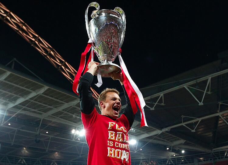 MANUEL NEUER: DER NEUE TITAN Titanische Leistung im Finale! Parierte gesamt 30 Torschüsse, ließ 11 Tore zu &ndash; seit dem Achtelfinale aber nur Gündogans Elfmeter.
Top-Facts: Parierte bis zum Finale keine Großchance &ndash; dort gleich zwei. Einziger Bayer, der alle 1170 Spielminuten auf dem Platz stand.