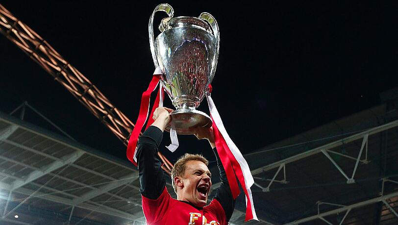 MANUEL NEUER: DER NEUE TITAN Titanische Leistung im Finale! Parierte gesamt 30 Torschüsse, ließ 11 Tore zu – seit dem Achtelfinale aber nur Gündogans Elfmeter.
Top-Facts: Parierte bis zum Finale keine Großchance – dort gleich zwei. Einziger Bayer, der alle 1170 Spielminuten auf dem Platz stand. MANUEL NEUER: DER NEUE TITAN Titanische Leistung im Finale! Parierte gesamt 30 Torschüsse, ließ 11 Tore zu – seit dem Achtelfinale aber nur Gündogans Elfmeter.
Top-Facts: Parierte bis zum Finale keine Großchance – dort gleich zwei. Einziger Bayer, der alle 1170 Spielminuten auf dem Platz stand.