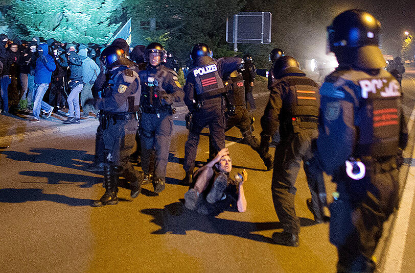 Auch am dritten Tag nach der Ankunft der Flüchtlinge ist es nachts zu Krawallen gekommen. Am Sonntag musste die Polizei kämpfe zwischen rechten und linken Demonstranten beenden. Die Bilder aus Heidenau.