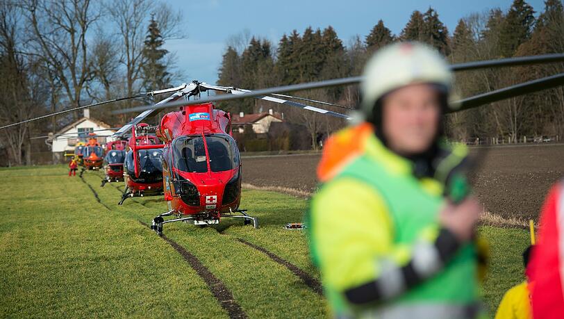 Einsatz der Rettungskräfte nach dem Zugunglück in Bad Aibling. Einsatz der Rettungskräfte nach dem Zugunglück in Bad Aibling.