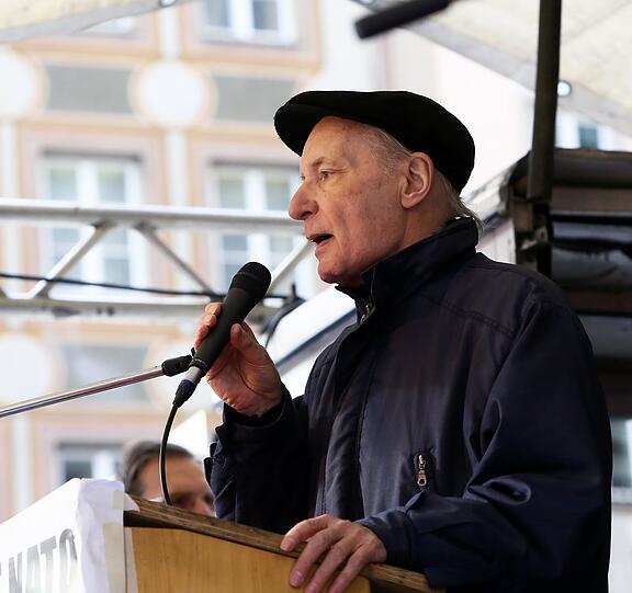 Eugen Drewermann als Redner auf dem Marienplatz.
