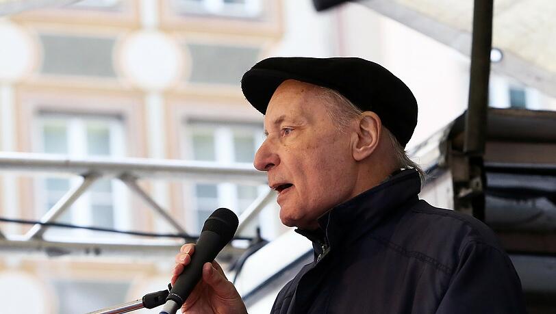 Eugen Drewermann als Redner auf dem Marienplatz. Eugen Drewermann als Redner auf dem Marienplatz.