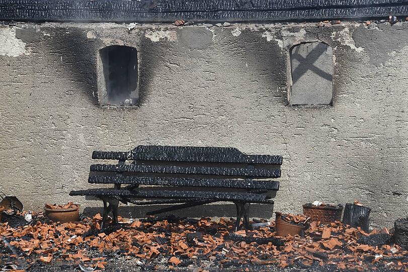 In Bruck brannte eine Lagerhalle bis auf die Grundmauern nieder, dabei explodierten auch zwei Gasflaschen.