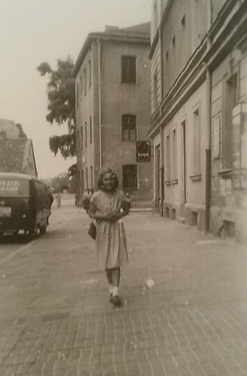 Auch AZ-Leserin Hermine Hoffmann hat uns ein beeindruckendes Foto-Dokument zur Verfügung gestellt. "Aufgenommen wurde es am 5. Juni 1955 in der Occamstraße vor dem Haus mit der Nummer 10, wo wir gewohnt haben", schreibt uns Hermine Hoffmann. Selten, dass damals eine Straßen-Szene fotografiert worden ist.