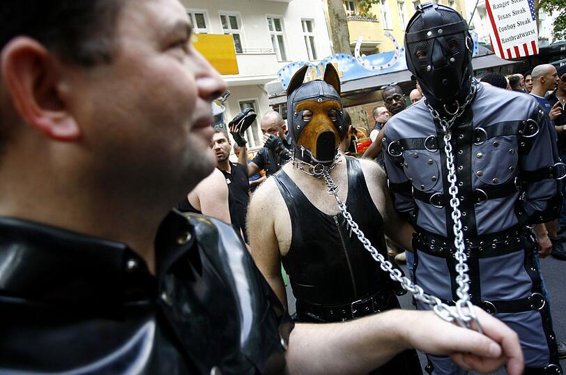 SM: Sadomasochismus - das von beiden Sexualpartnern gewollte Ausüben und Hinnehmen schmerzhafter Handlungen beim Sex. Ein Teilaspekt von BDSM