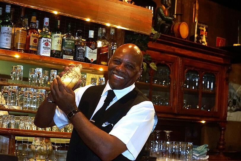 Andere Musik gibt&rsquo;s schon aber nicht in seiner Bar: Betreiber Alex Best liebt den Jazz. Foto: Daniel von Loeper