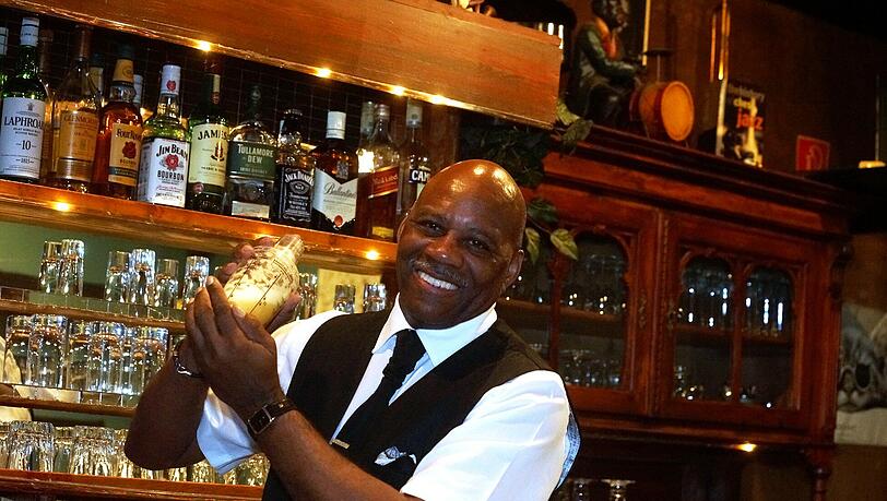Andere Musik gibt&rsquo;s schon aber nicht in seiner Bar: Betreiber Alex Best liebt den Jazz. Foto: Daniel von Loeper