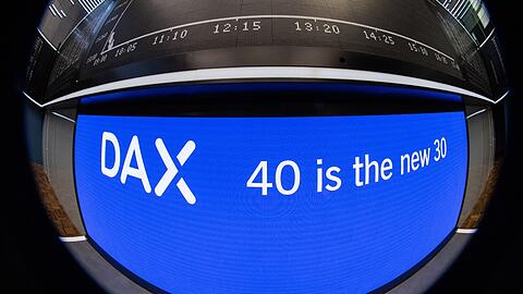 "40 ist das neue 30" steht zum Start des neuen "DAX 40" auf einem Display unterhalb der DAX-Anzeigetafel.
