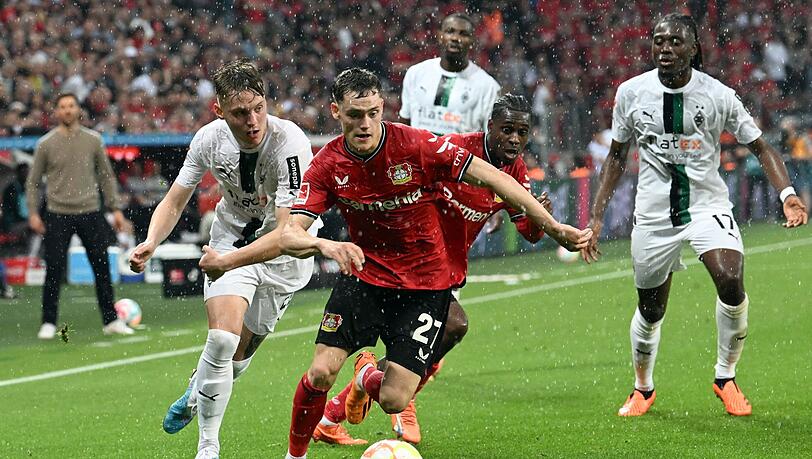 Florian Wirtz (M) und Bayer Leverkusen kamen nicht über ein 2:2 gegen Mönchengladbach hinaus.